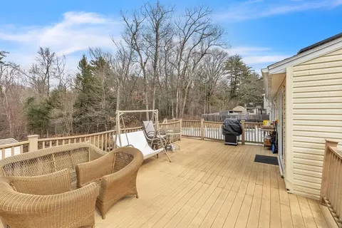 Exterior - 362 Parkerview St, Springfield, MA 01129 photo 4 of 8