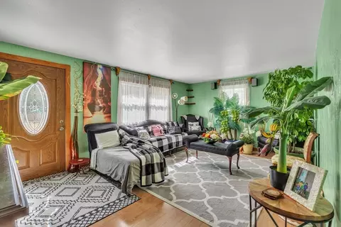 Living - 362 Parkerview St, Springfield, MA 01129 photo 1 of 4