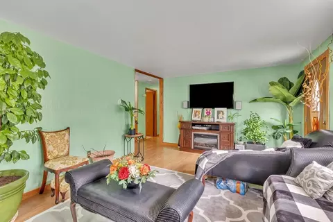 Living - 362 Parkerview St, Springfield, MA 01129 photo 2 of 4