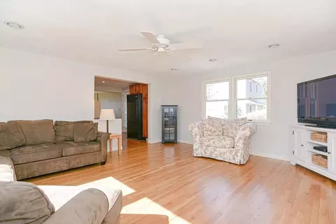 Living - 20 Glenmere Cir, Reading, MA 01867 photo 3 of 4