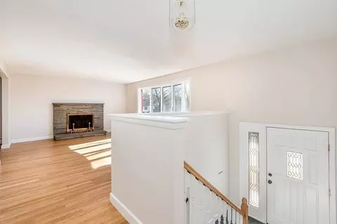 Entry Way - 142 Scott Cir, Dedham, MA 02026 photo 2 of 3