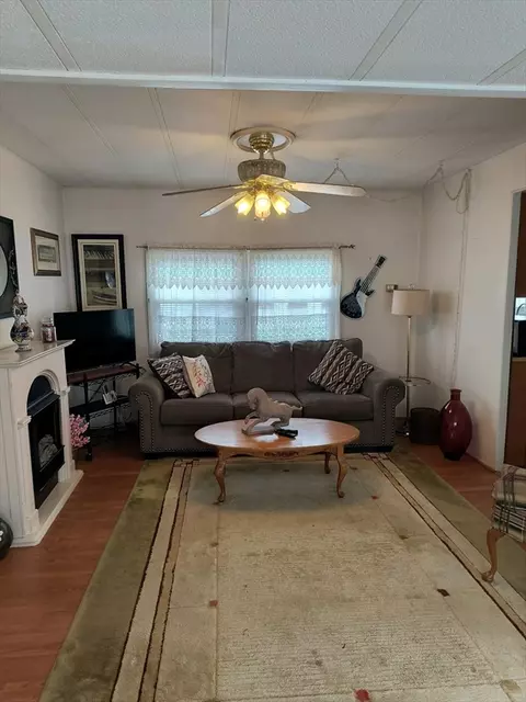 33 Hilltop Rd, Plainville, MA 02762