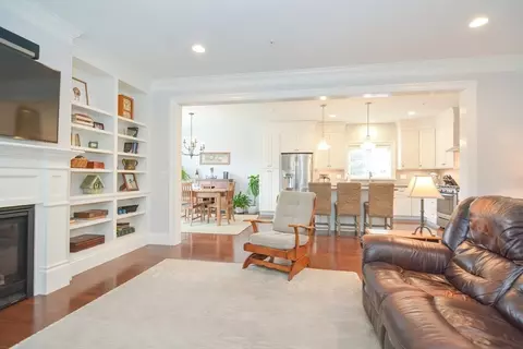 Living - 180 Riverpath Dr #180, Framingham, MA 01701 photo 2 of 9