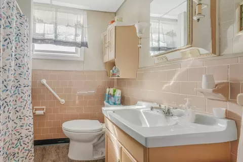 Bath - 639 Lawton St, Fall River, MA 02721 photo 1 of 2