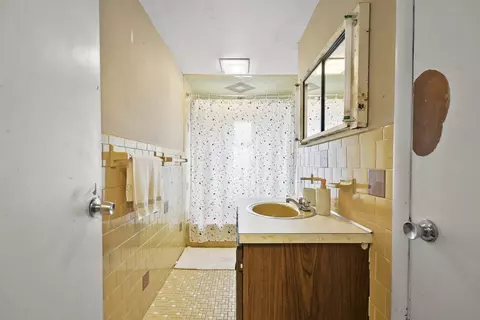 Bath - 43 Waverly St, Everett, MA 02149 photo 2 of 3