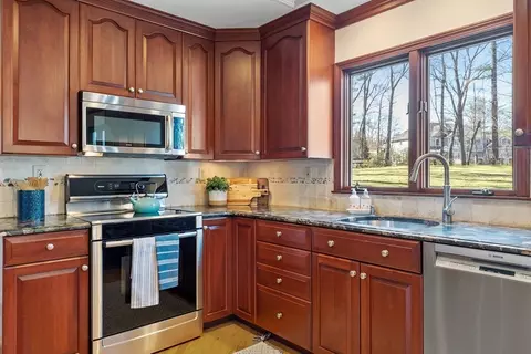 Kitchen - 15 Washington Dr, Acton, MA 01720 photo 2 of 5