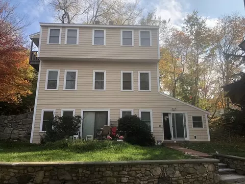 24 Noonans Ln, Holbrook, MA 02343