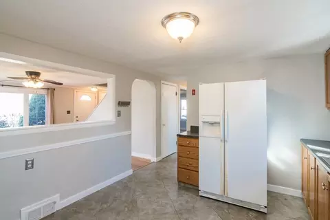 Entry Way - 55 Glenoak, Springfield, MA 01129 photo 2 of 5