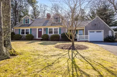 12 Bennets Neck Dr, Bourne, MA 02559