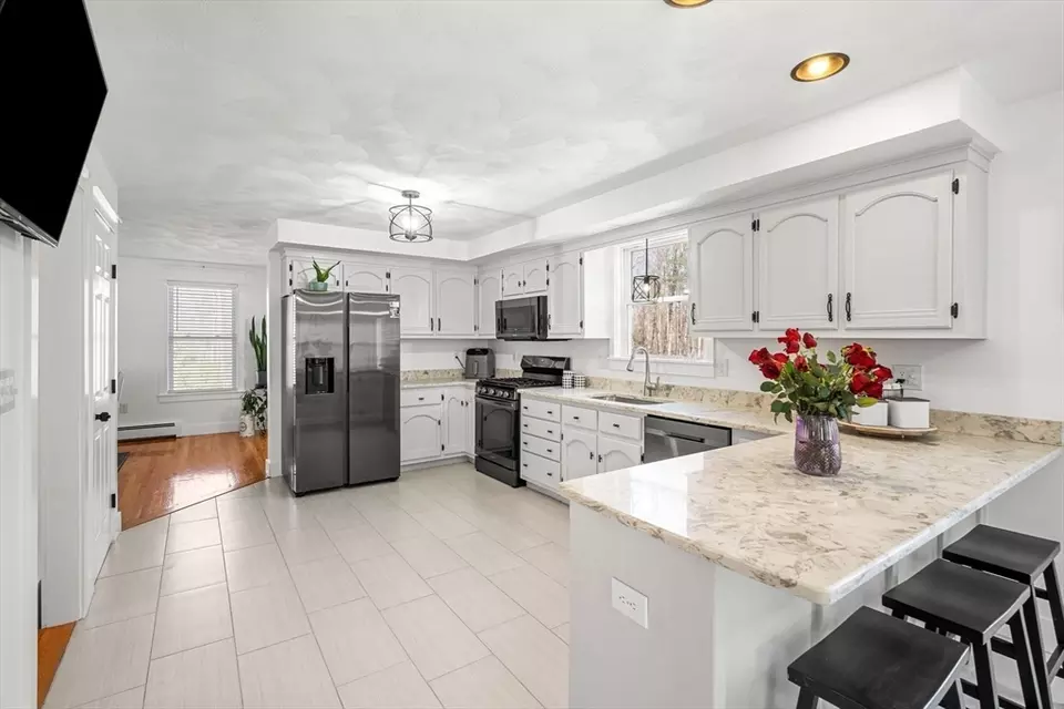 Kitchen - 5 High Oaks Path, Pepperell, MA 01463 photo 1 of 4