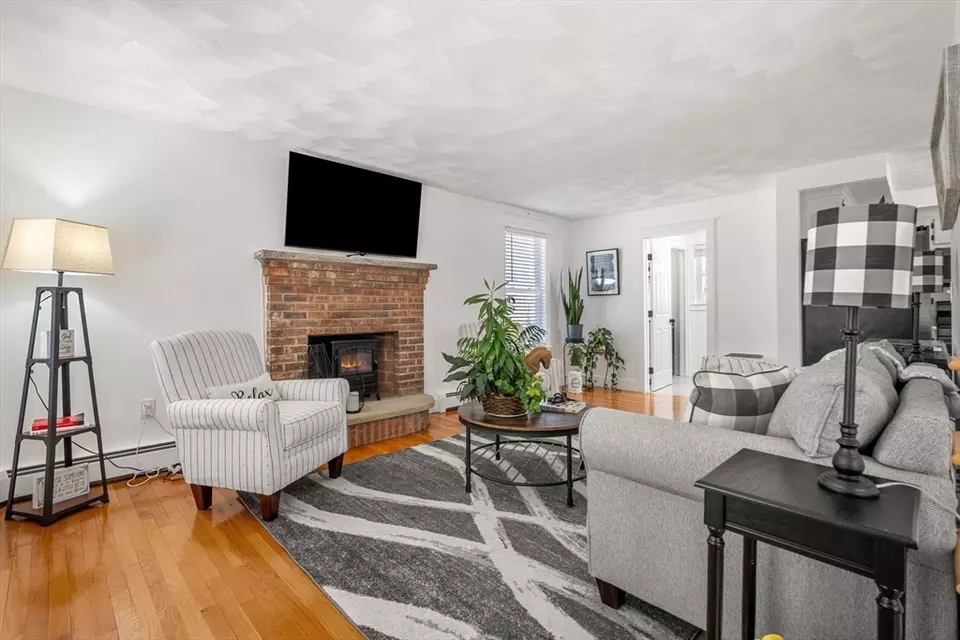 Living - 5 High Oaks Path, Pepperell, MA 01463 photo 1 of 6