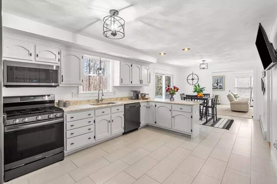 Kitchen - 5 High Oaks Path, Pepperell, MA 01463 photo 4 of 4