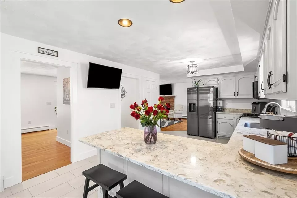 Kitchen - 5 High Oaks Path, Pepperell, MA 01463 photo 3 of 4