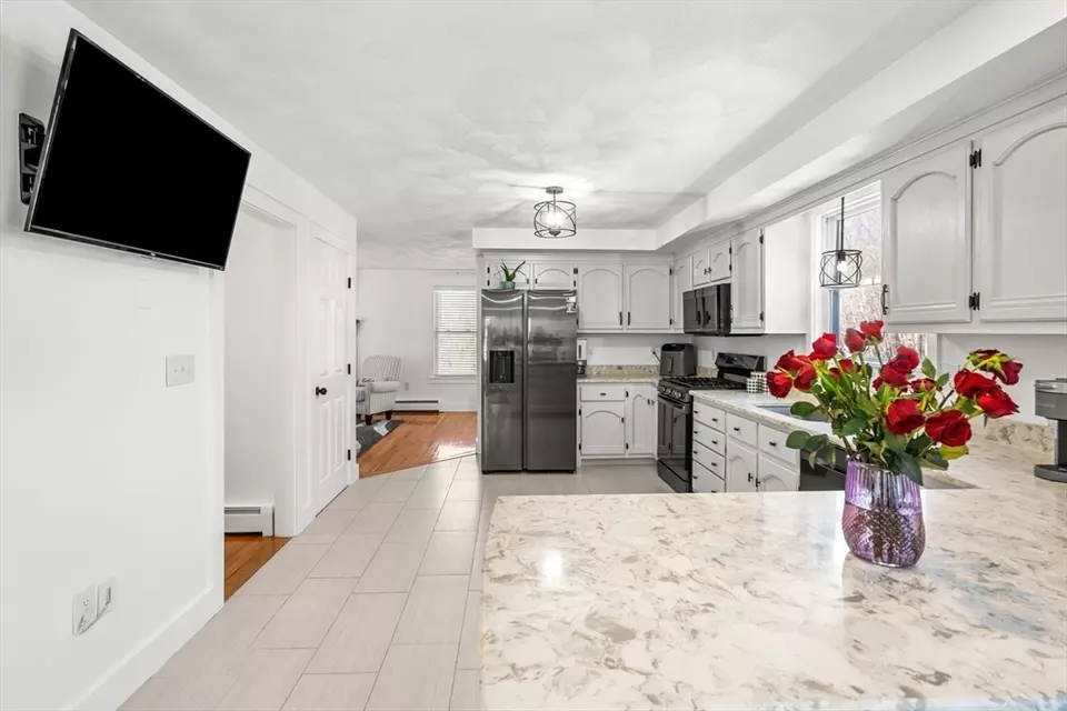 Kitchen - 5 High Oaks Path, Pepperell, MA 01463 photo 2 of 4