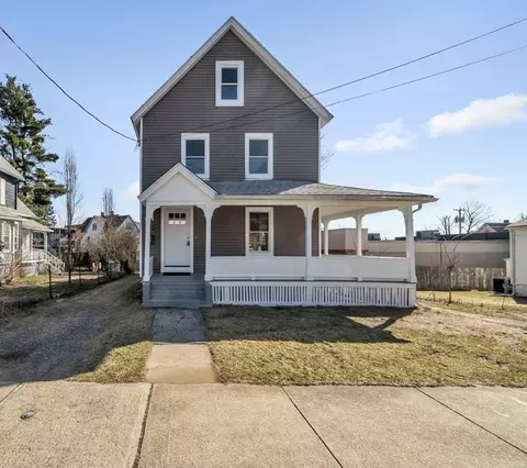 93 Chapin St, Holyoke, MA 01040