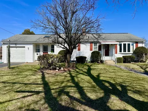 40 Stewart Ln, Agawam, MA 01001