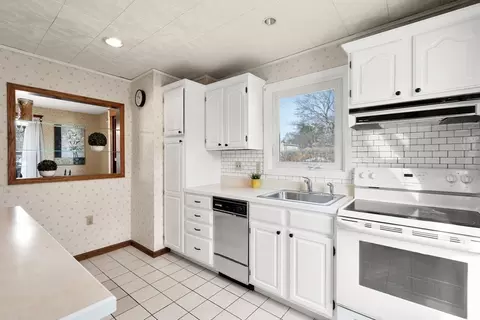 96 Spring St, Stoneham, MA 02180 photo 2