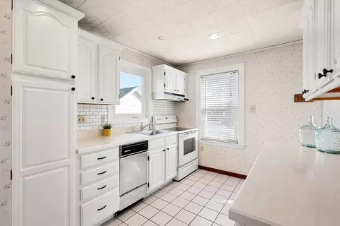 96 Spring St, Stoneham, MA 02180 photo 3