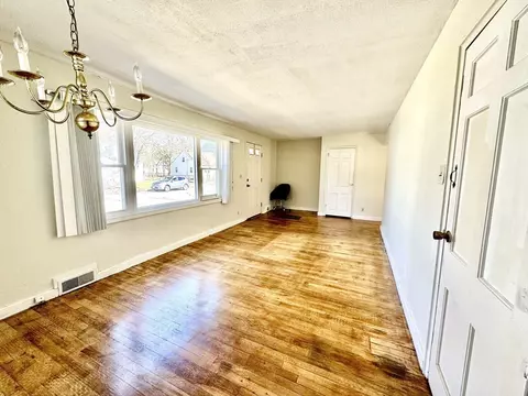 61 Stanhope Rd, Springfield, MA 01109 photo 4