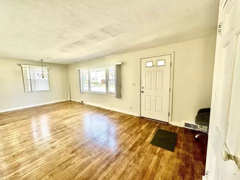 61 Stanhope Rd, Springfield, MA 01109 photo 3