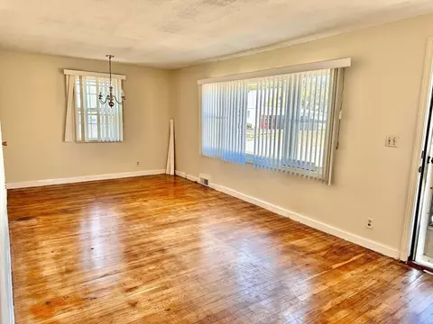 61 Stanhope Rd, Springfield, MA 01109 photo 2