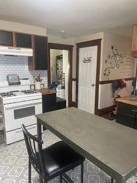 571 Britton St, Chicopee, MA 01020 photo 6