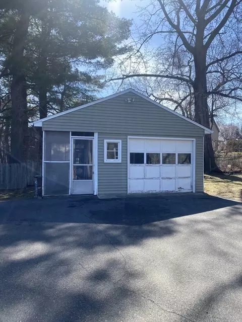571 Britton St, Chicopee, MA 01020 photo 4