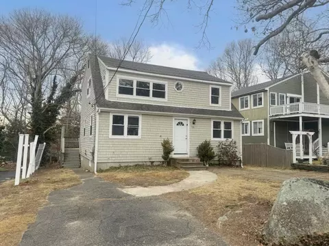 16 Hillside Dr, Plymouth, MA 02360