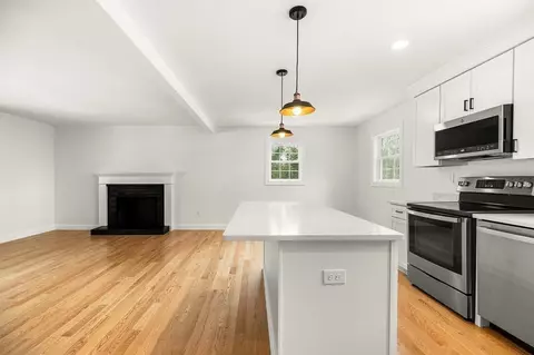 Living - 3 Juniper St, Ipswich, MA 01938 photo 3 of 7