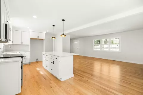 Living - 3 Juniper St, Ipswich, MA 01938 photo 4 of 7