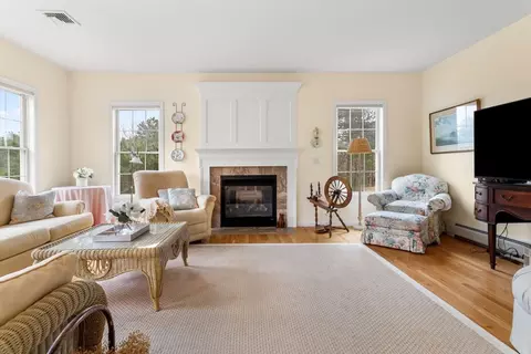 3 Pioneer Trl, Plymouth, MA 02360