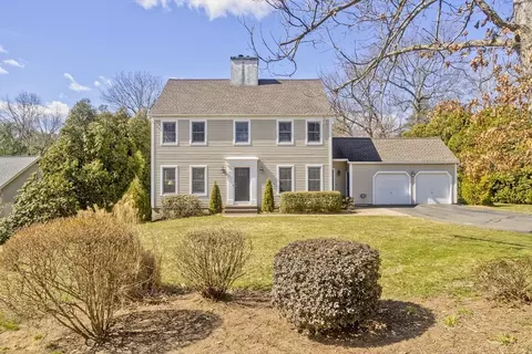 15 Raymond Cir, Westfield, MA 01085