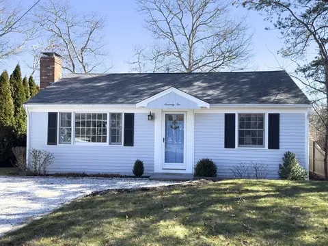 72 Breezy Pt, Yarmouth, MA 02664