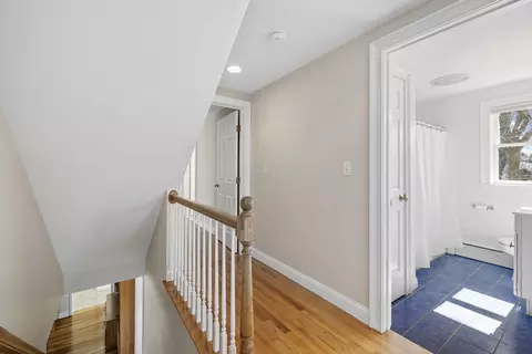 Entry Way - 9 Beach St, Marblehead, MA 01945 photo 3 of 4