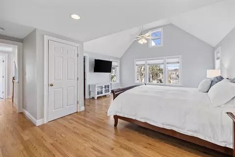 Bedroom - 9 Beach St, Marblehead, MA 01945 photo 6 of 7