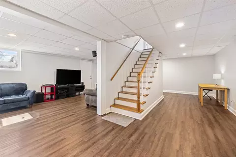 Entry Way - 9 Beach St, Marblehead, MA 01945 photo 4 of 4