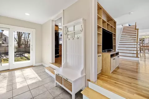Entry Way - 9 Beach St, Marblehead, MA 01945 photo 1 of 4