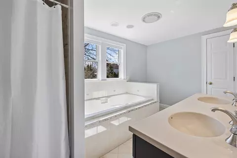 Bath - 9 Beach St, Marblehead, MA 01945 photo 1 of 2