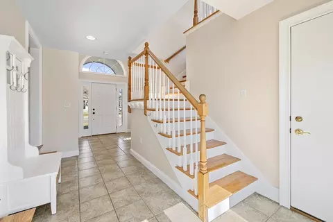 Entry Way - 9 Beach St, Marblehead, MA 01945 photo 2 of 4