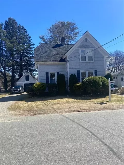 35 Maple St, Hamilton, MA 01982