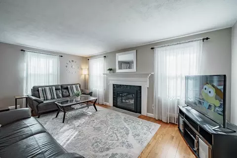 Living - 258 Ashley St, West Springfield, MA 01089 photo 2 of 5