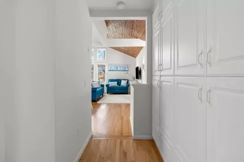 Entry Way - 13 Sand Dollar Ln, Mashpee, MA 02649 photo 3 of 5