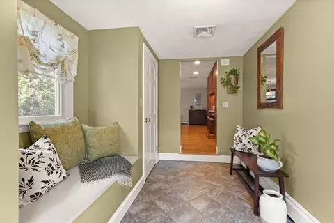 Entry Way - 20 Sandra Ln, Reading, MA 01867 photo 2 of 2