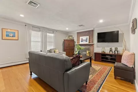 Living - 20 Sandra Ln, Reading, MA 01867 photo 2 of 3