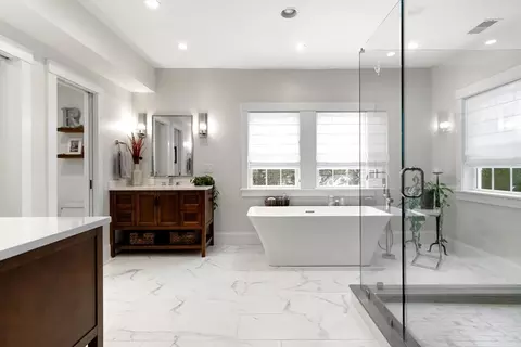 Bath - 245 Summer Ave, Reading, MA 01867 photo 3 of 6