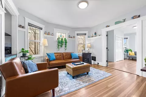385 Centre St #3, Boston, MA 02122