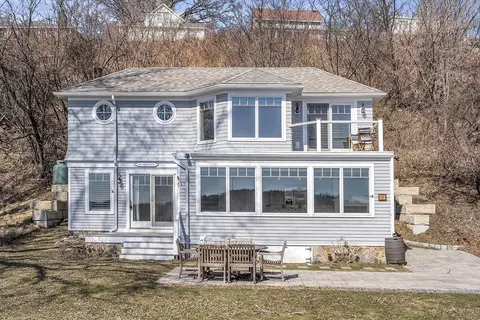 35 River Rd, Ipswich, MA 01938