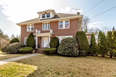 19 Stoneleigh Rd, Watertown, MA 02472