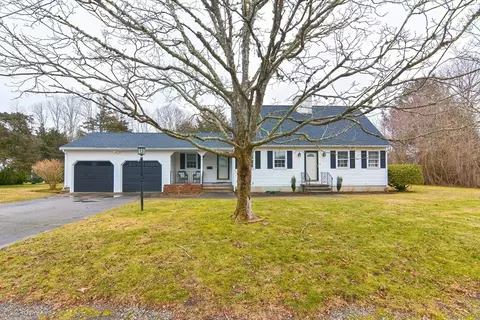 14 Lantern Ln, Falmouth, MA 02540