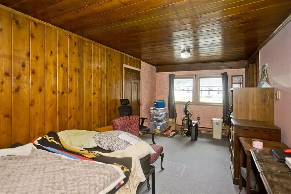 Bedroom - 42 Massasoit Ave, West Springfield, MA 01089 photo 3 of 3
